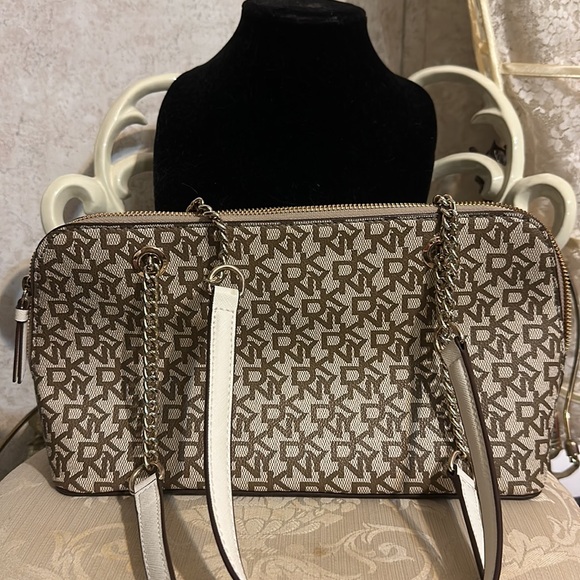 DKNY NWOT  small handbag natural with zipped top chain and cream straps - Picture 3 of 10